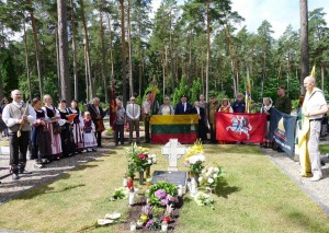 2020-07-04  Ukmergės miesto Dukstynos kapinėse vyko gėlių padėjimas prie pulkininko monsinjoro Alfonso Svarinsko (1925-2014) kapo.